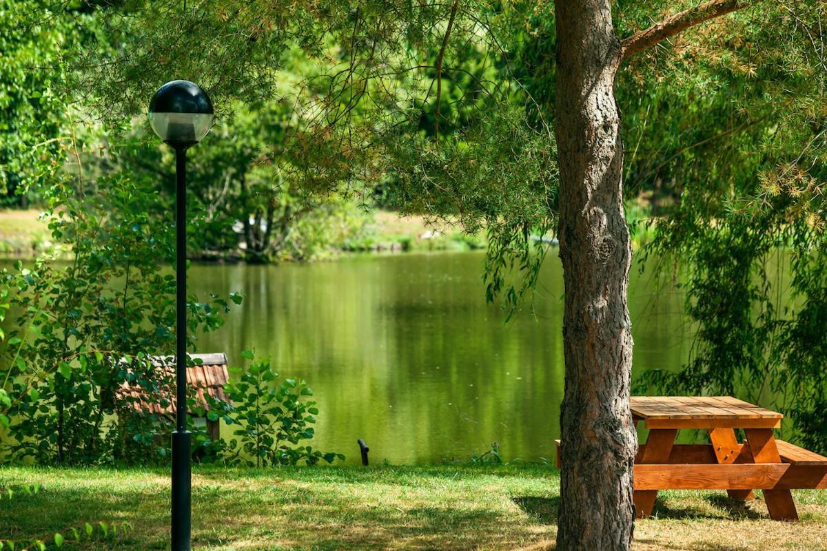 Les Etangs Du Moulin D'Harcy Hotel Lonny Bagian luar foto