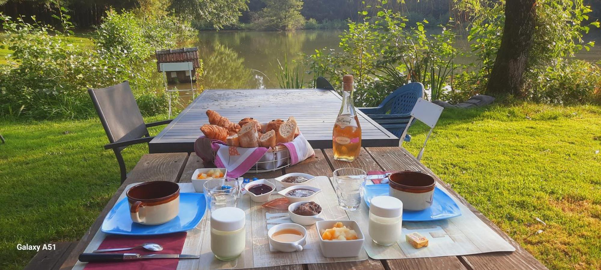 Les Etangs Du Moulin D'Harcy Hotel Lonny Bagian luar foto